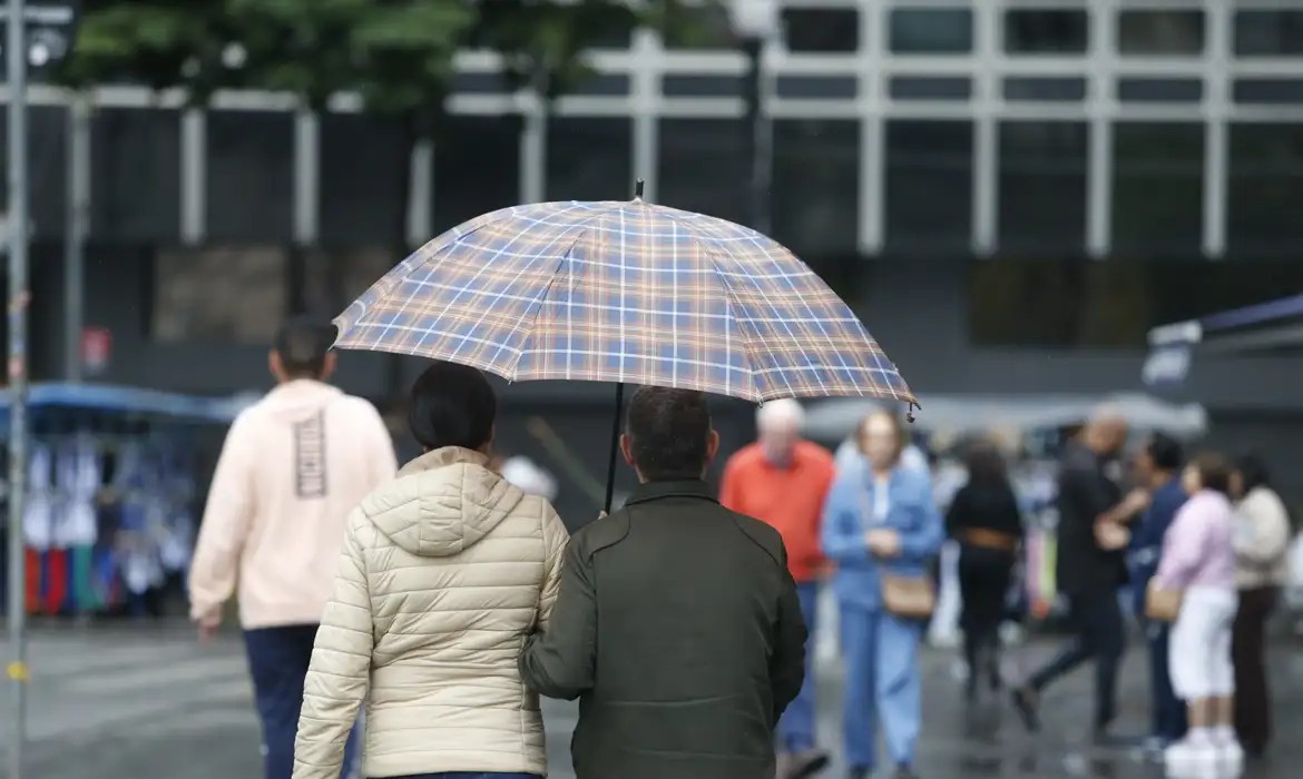 Alertas Meteorológicos: Sul do Brasil Enfrenta Chuvas Intensas e Granizo