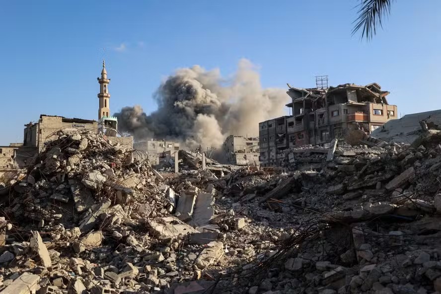 Ataque em Gaza Resulta em Sete Mortes, Conforme Autoridades Locais
