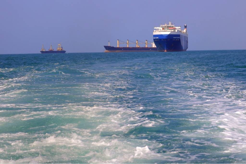 Ataque a Navio no Mar Vermelho Resulta em Mortes e Feridos