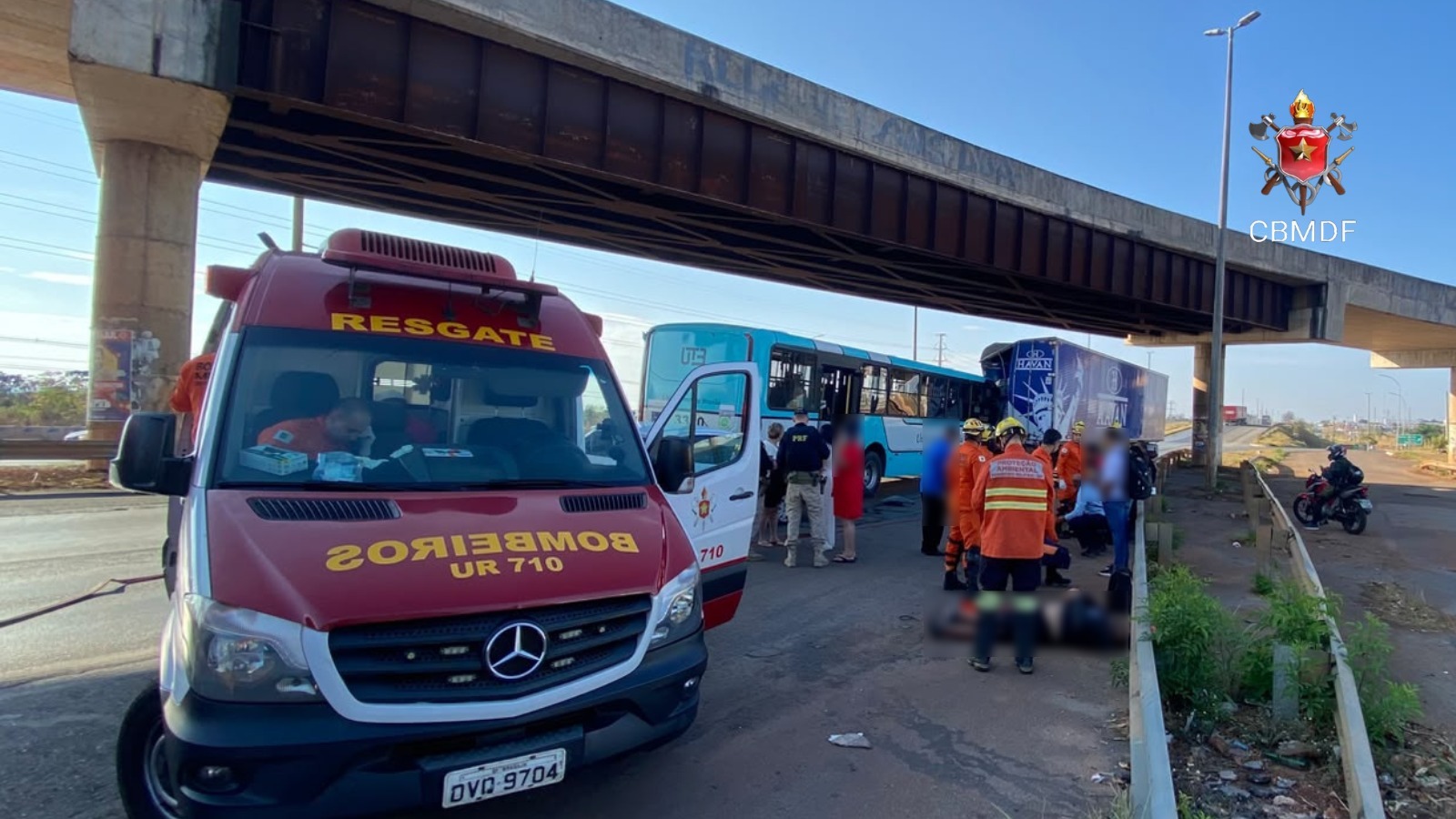 Colisão entre carro, carreta e ônibus deixa cinco feridos em Santa Maria