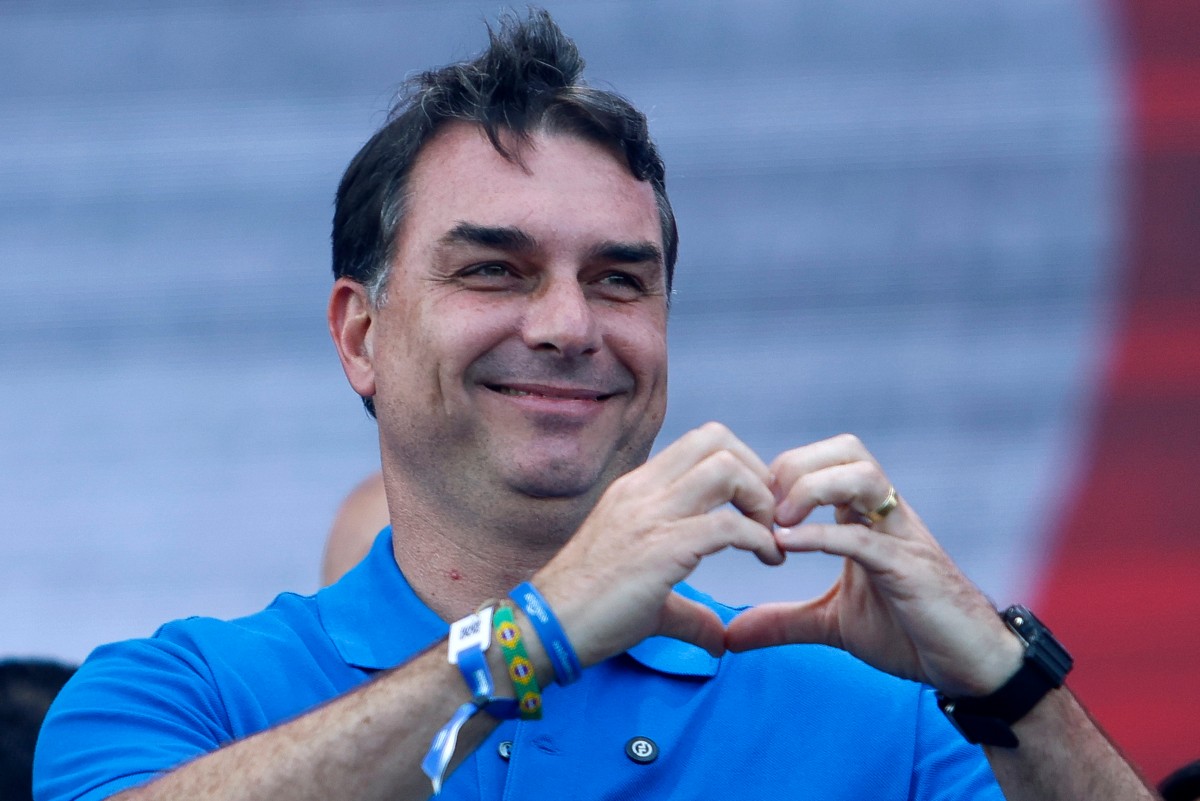 Defesa de Flávio Bolsonaro protocolou quatro pedidos para concentrar caso Dark Horse com Mendonça