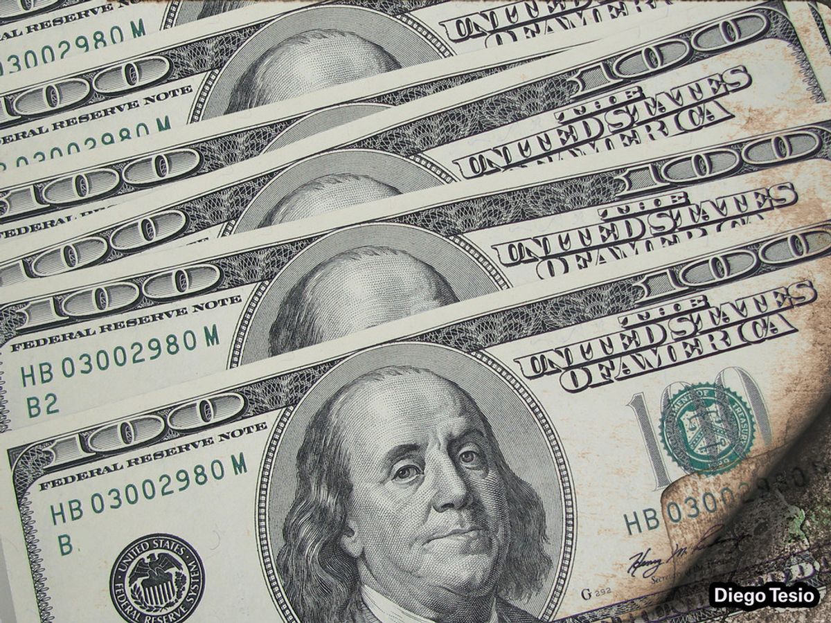 Dólar sobe com avanço do petróleo após ataques na Arábia Saudita