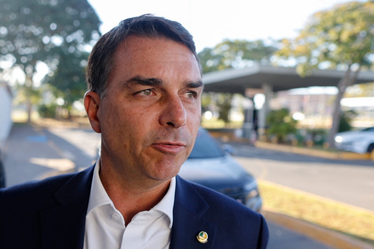 Flávio Bolsonaro cobra voto de Cármen Lúcia e alerta sobre biografia