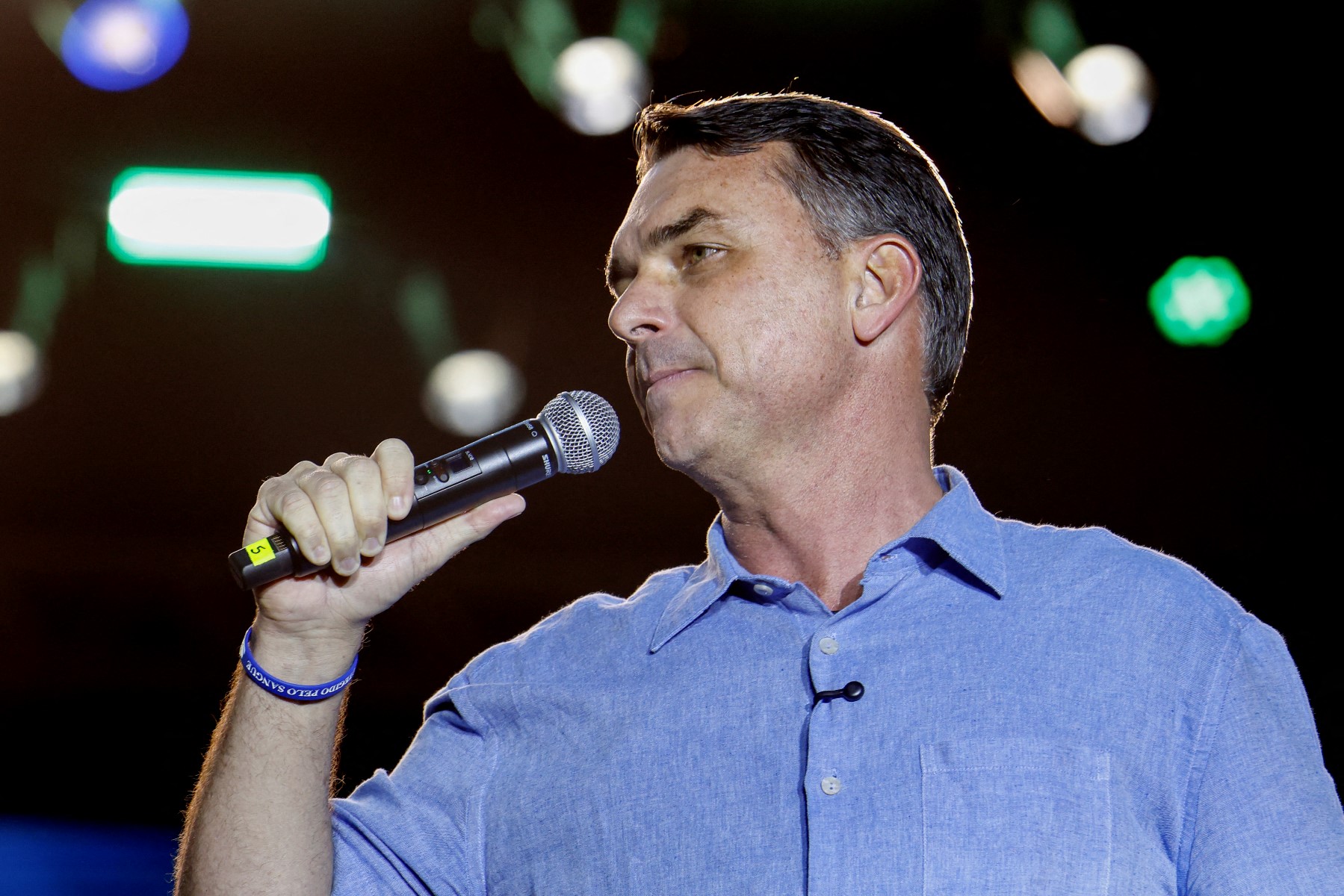 Flávio Bolsonaro ora por pai e clama por justiça nos três poderes