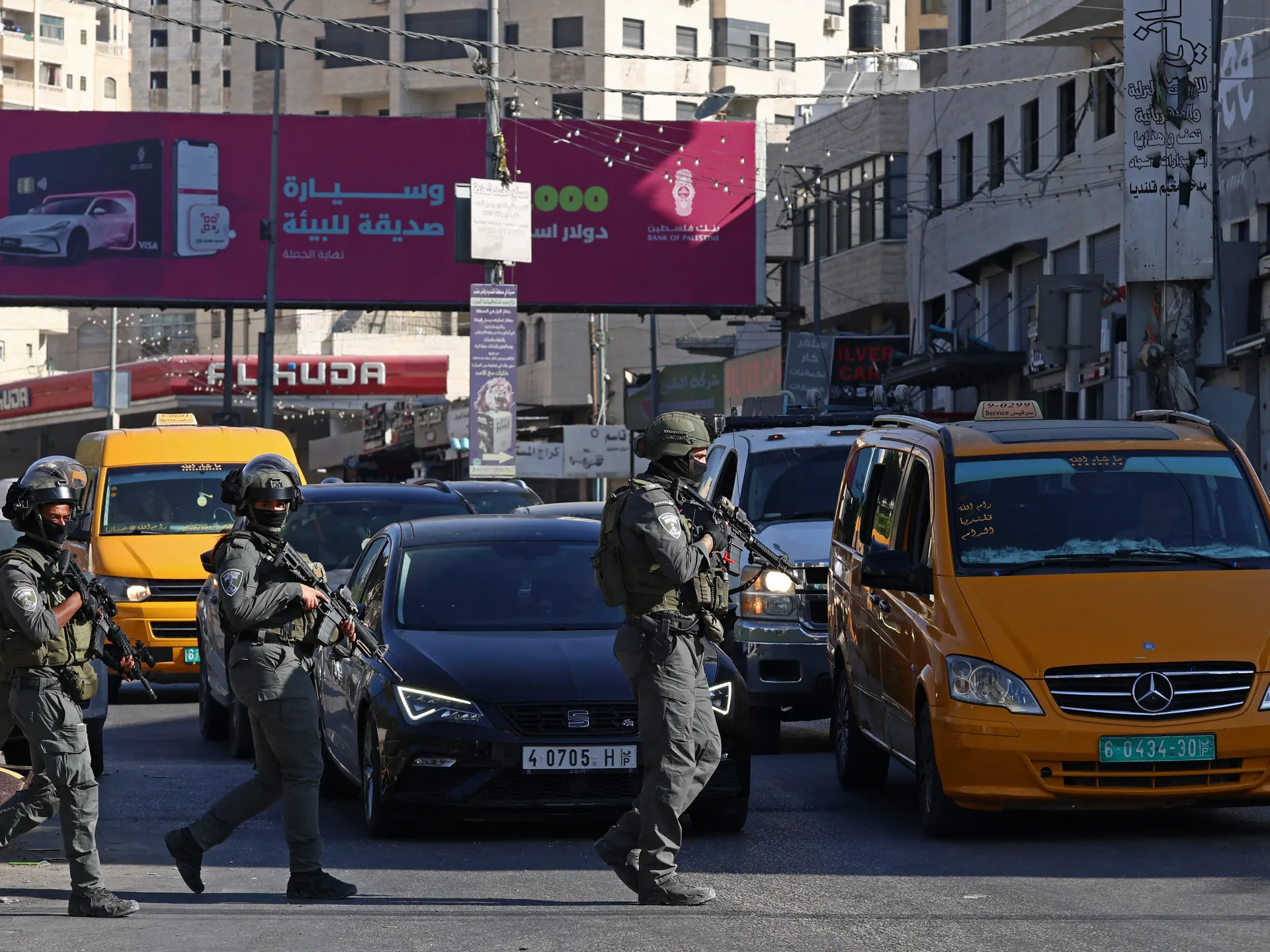Forças Israelenses Realizam Operação em Acampamento na Cisjordânia, Detendo Palestinianos