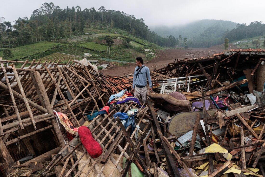 Idosa de 84 anos é resgatada com vida após três dias soterrada por terremoto na Indonésia