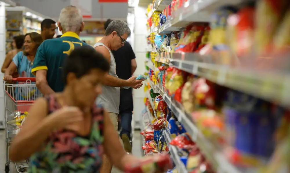 INPC registra leve deflação de 0,01% em julho, após alta de 0,14% em junho