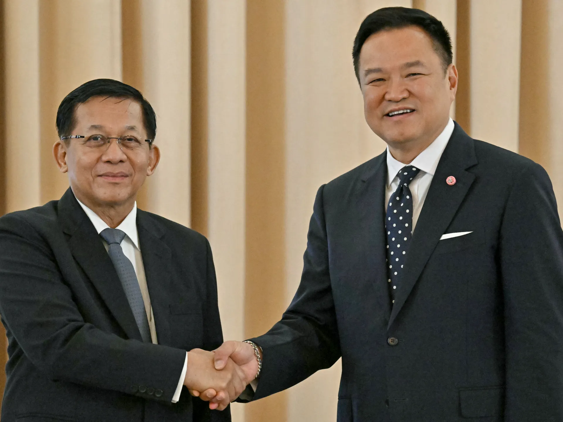 Líder de Myanmar Visita a Tailândia em Busca de Reconhecimento Internacional