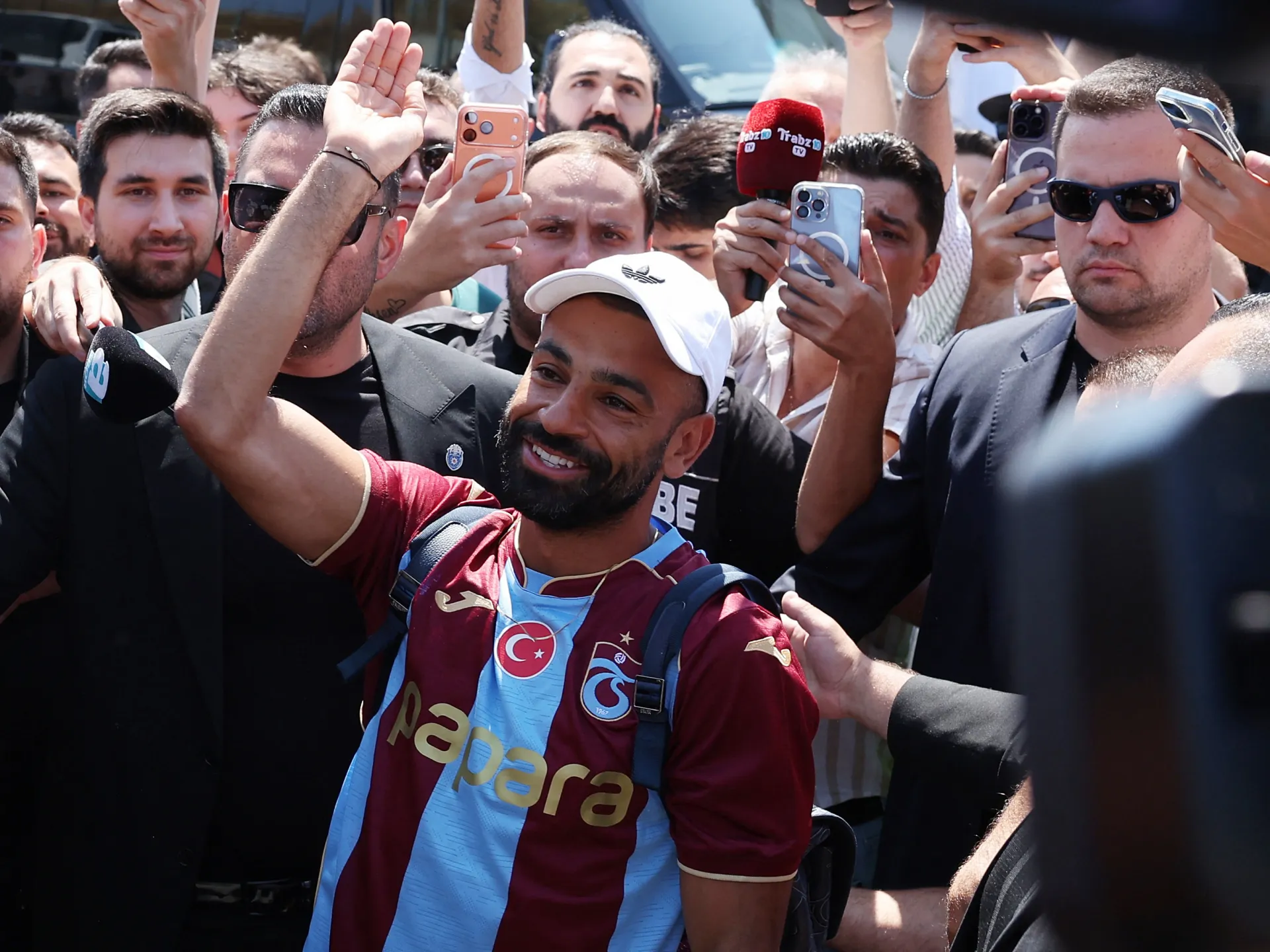 Mohamed Salah Aterriza na Turquia em Meio a Entusiasmo dos Fãs Antes de Transferência para o Trabzonspor