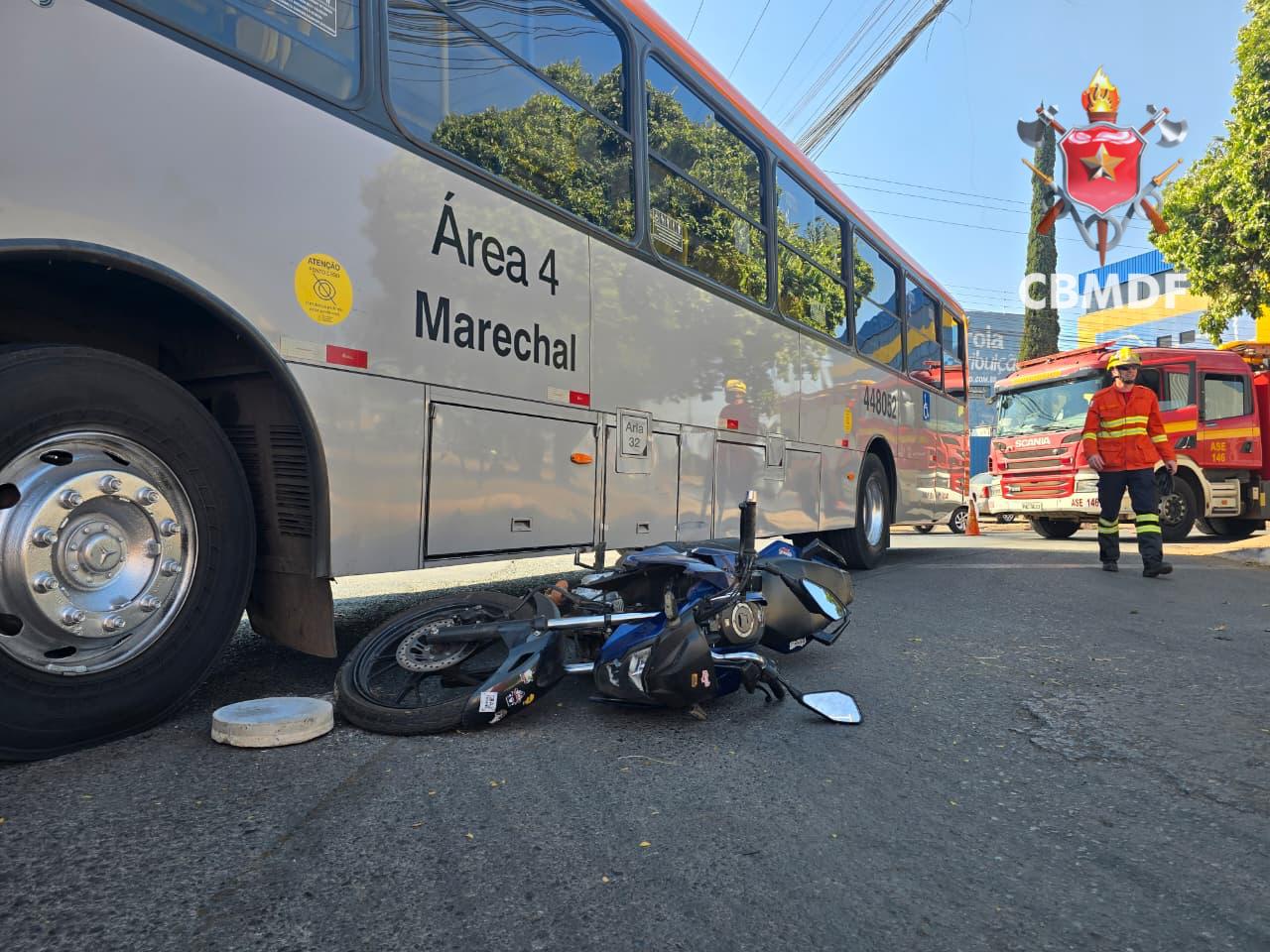 Motociclista sofre fratura no pé após colisão com ônibus em Taguatinga