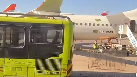 Ônibus colide com asa de Boeing 737 da Gol no Aeroporto de Guarulhos