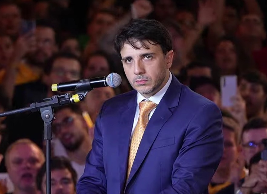 Candidato à Presidência Renan Santos se posiciona contra reintrodução do diploma obrigatório para jornalistas