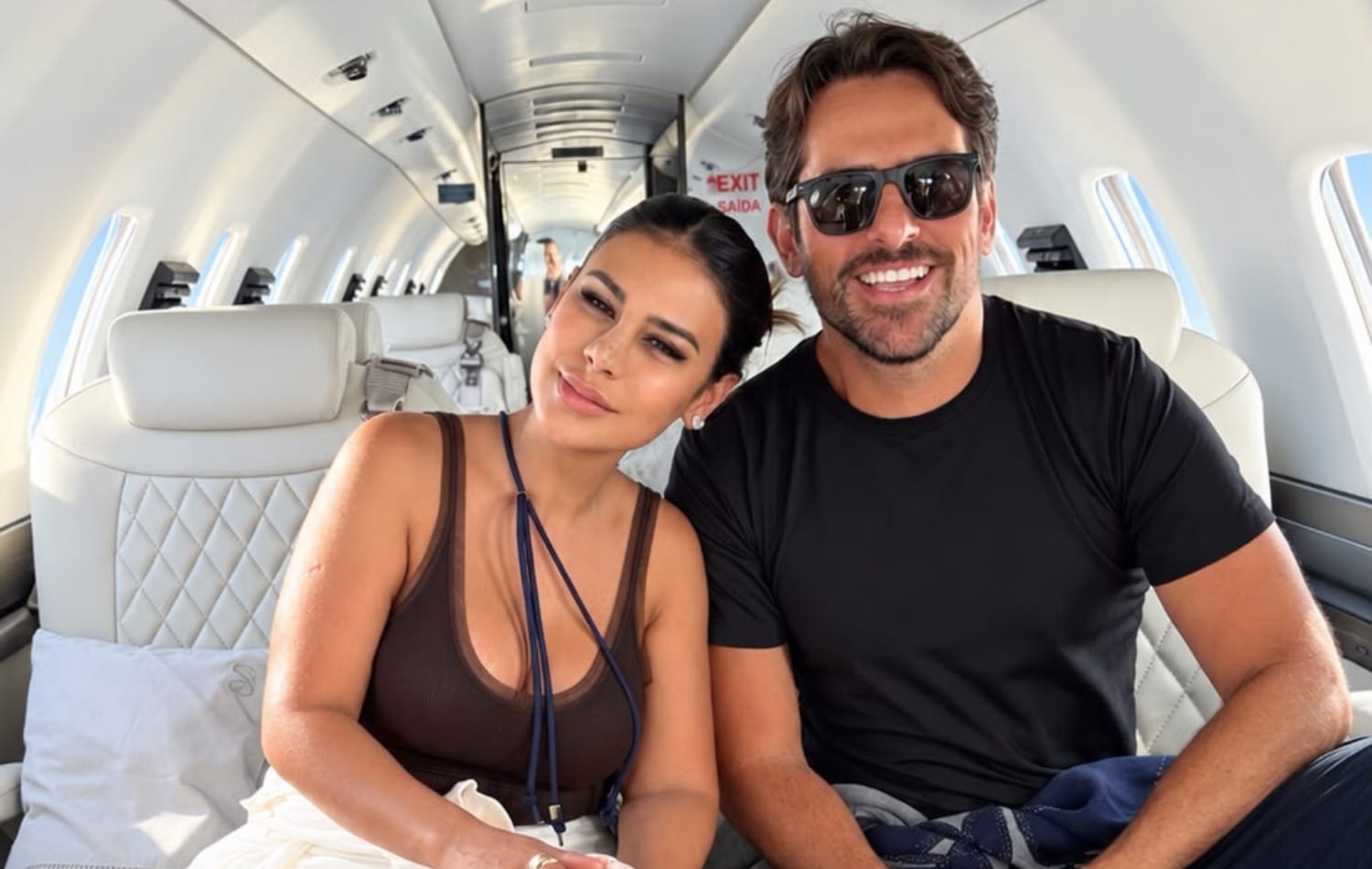Simone Mendes chega a Orlando em jatinho de R$ 30 milhões e reencontra amigo de 11 anos
