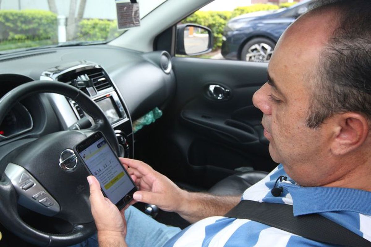Trabalhadores de apps: 2 milhões no Brasil em 2025, jornada maior e menos INSS