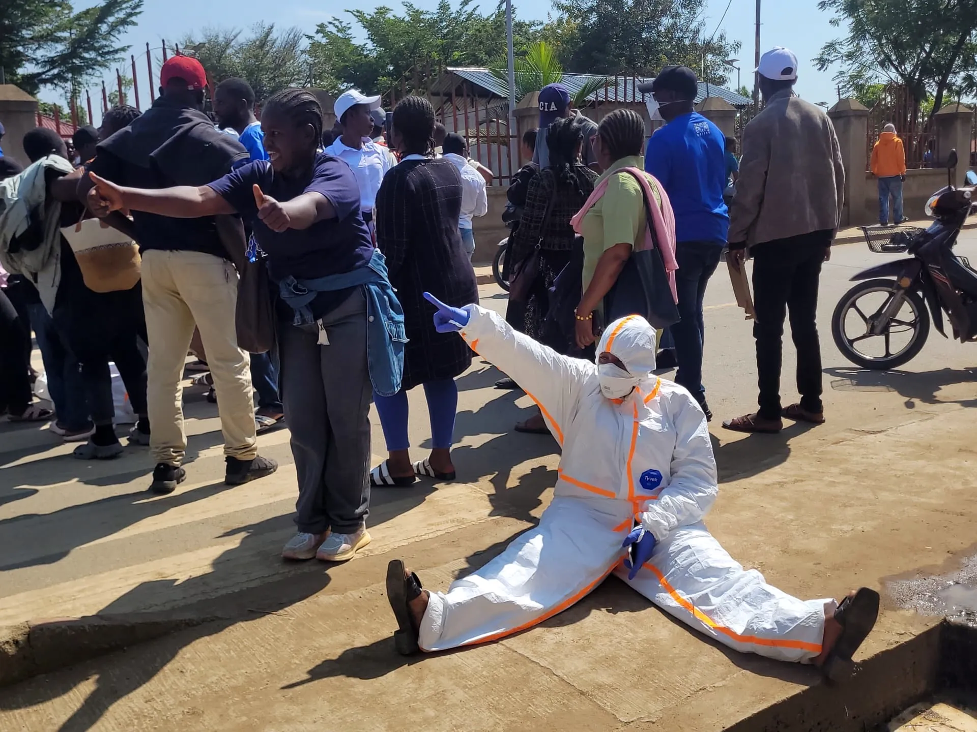 Trabalhadores da Saúde do Ébola na RDC Protestam por Salários Não Pagos Enquanto Mortes Ultrapassam 1.800