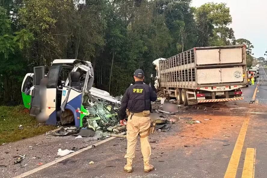 Velório das Vítimas de Acidente entre Micro-Ônibus e Carreta no Paraná Reúne Familiares em Luto