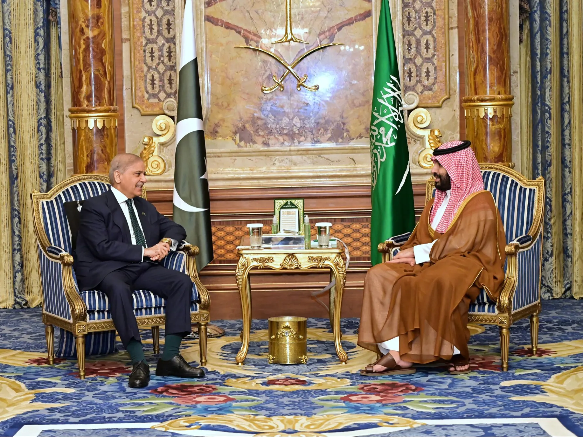 Visita do Primeiro-Ministro do Paquistão à Arábia Saudita em Meio a Tensões no Golfo: Uma Análise Abrangente