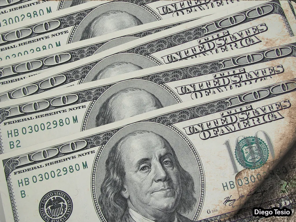 Dólar sobe com avanço do petróleo após ataques na Arábia Saudita