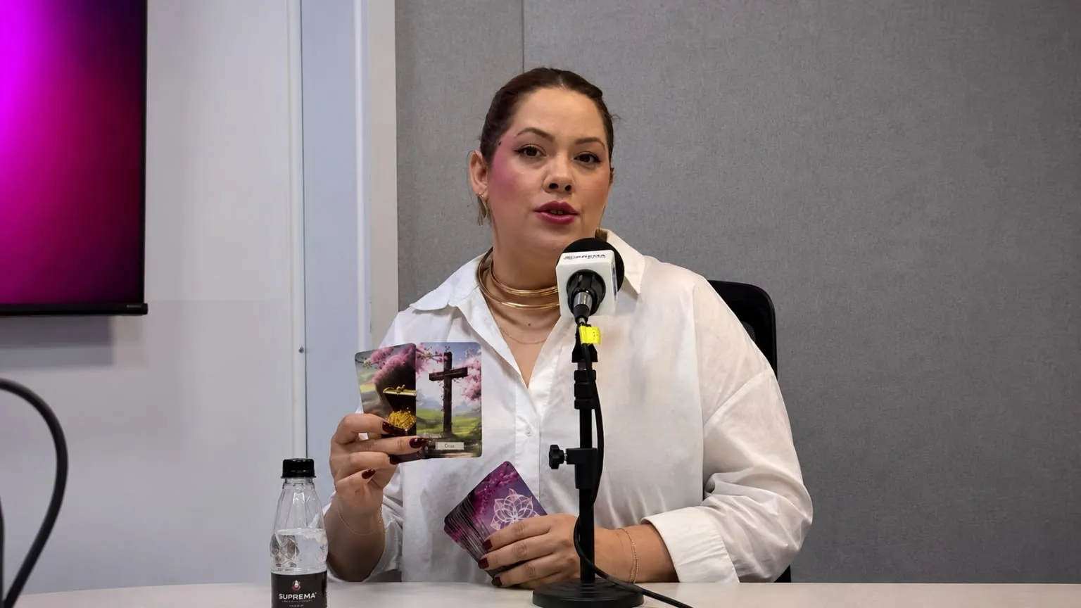 Jéssica Sensitiva Aborda Temas Espirituais em Programa de Rádio e Anuncia Lançamento de Livro
